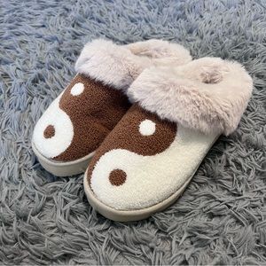 AE YIN YANG SLIPPERS
